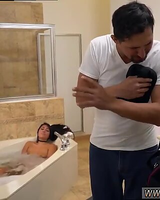 Mollig tiener anaal speeltje Lexy Bandera krijgt s haar pijpen schoongemaakt door een yam-sized lul