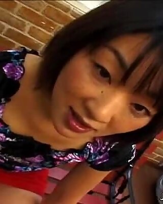日本人風俗嬢美千波ハッシュダが彼女の体を披露ポーズカメラ