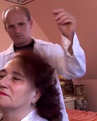 Knubbig mamma knullas av hennes frisör