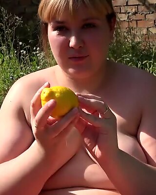 在花园里令人目结舌的鼓槌器，将柠檬从粗大多毛阴户中推出