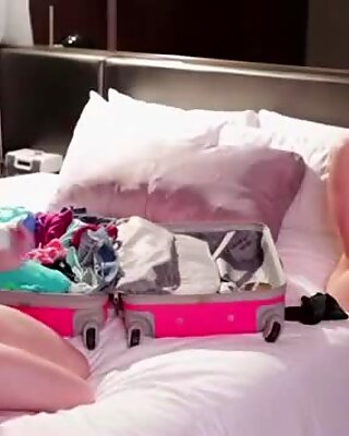Kate England digosok oleh Jenna Ross dengan seluar dalam pussynya
