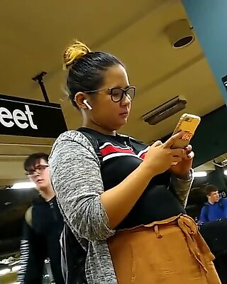 Милые пухлые филиппинки девушка с очкарики в ожидании поезда