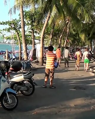 泰国芭堤雅的沙滩妓女