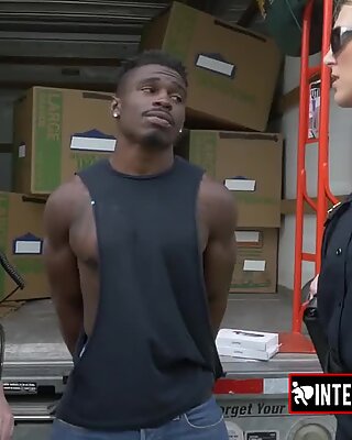 Blondynki milfy w mundurze policjanta lubią uprawiać seks na czworakach z tym młodym, czarnym mężczyzną.