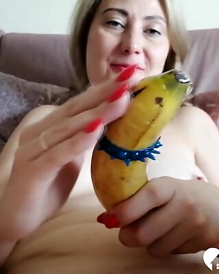 Лонели Мама користи банану на себи