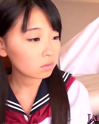 Asiatisk petite schoolgirl knullet i stram fitte