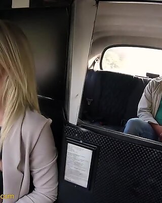 Femeie fals taxi blond frumusețe își fută pasagerul