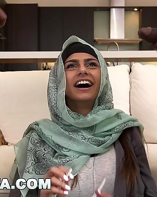 Mia Khalifa - Une pornstar arabe aux gros seins trompe un copain avec deux étalons noirs