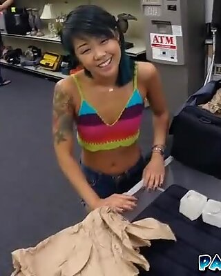Dieses petite asiatische Mädchen gab dem Pfandmann eine heiße Massage