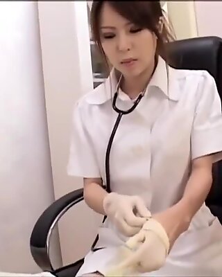 Јапанска медицинска сестра дркање са латекс рукавице
