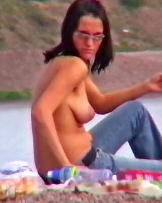 Martina in topless su un lago