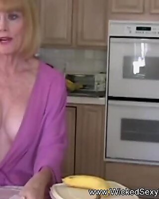 Menyela nenek di dapur dengan seks
