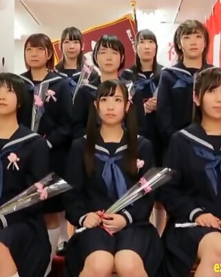 Japanilainen Schoolgirls kokoontui ja oli Ryhmäseksissä aivan koulussa.