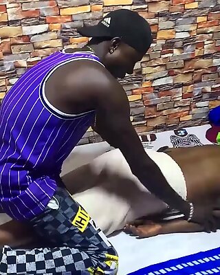 Νεαρός τραμπούκος τύπος softkind fucksy η αφρικανή πορνοστάρ γαμάει τον πελάτη του κατά τη διάρκεια του μασάζ γιατί είναι πολύ καυλιάρα και ελκυστική