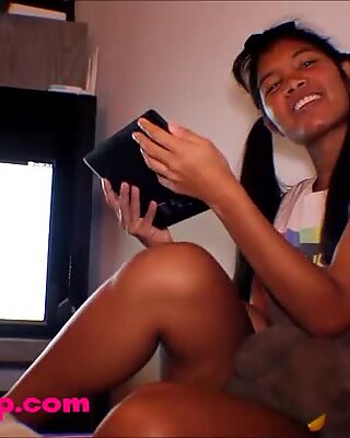 Ταϊλανδέζα έφηβη Ερείκη Deep δίνει διαφορεύ λαρύγγι λαιμόκοκκο για νέο tablet laptop