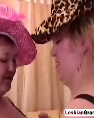 Két leszbikus nagyika segíti a maszturbálást a kövér kívánós punci