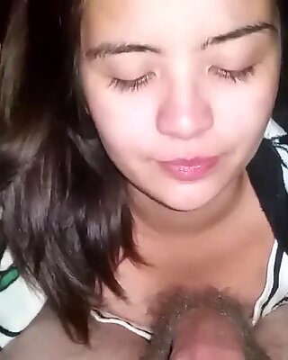 Sexy vriendin geeft adembenemende pijpen