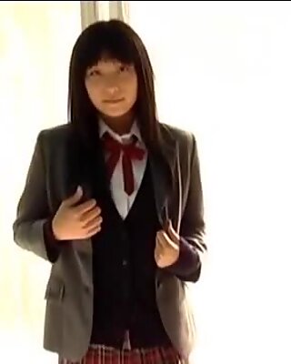 Söt college-tjej ayane chika poserar på kameran bär uniform