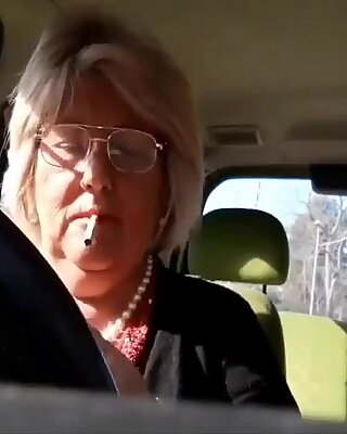 Итальянское бабуля мастурбирует в ее машине
